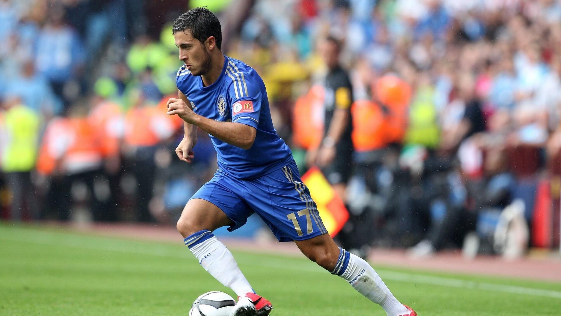 “四川省体育馆：自由搏击赛事，选手们展开血脉喷张的极限对抗！”