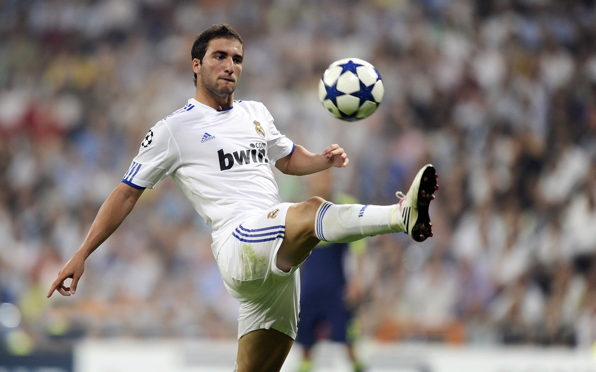 利物浦加强逼抢成功压缩对手空间，利物浦进攻